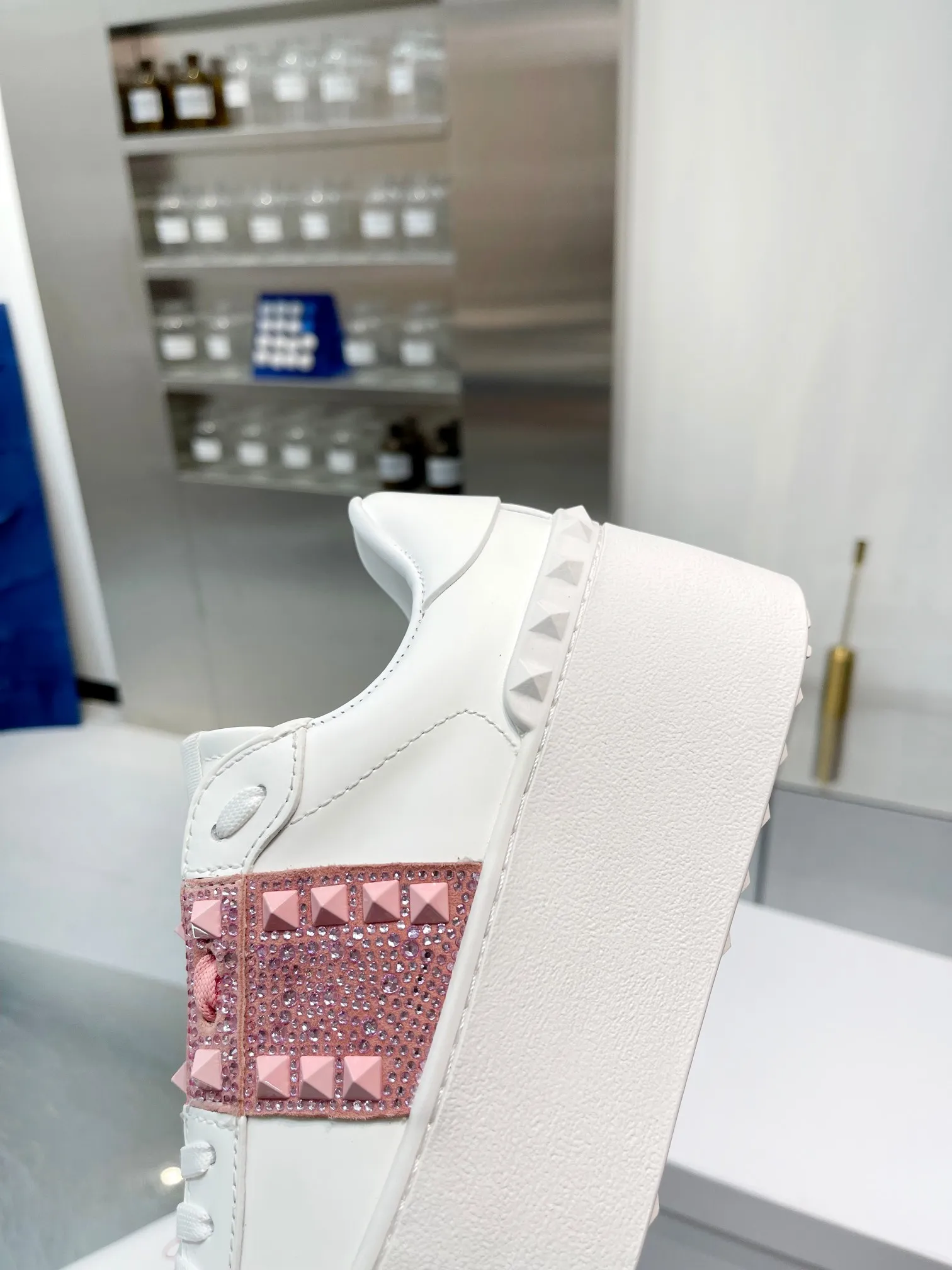 👟👟Ex-factory price 680👟👟 The latest thick-soled high version of Nujia Valentino Valentino 23ss spring and summer thick-soled rivet sports and casual shoes white shoes 2023 latest model hot-selling series hard to find after being launched in Japan Super hot classic rivet series with thick sole 6cm height increase Purchase the original version every detail is very exquisite🎁 Upper: silk cowhide splicing Lining: Cowhide lining Outsole: Original synchronized TPR outsole 6cm height increase Size: Female 35-41 (40.41 customized)